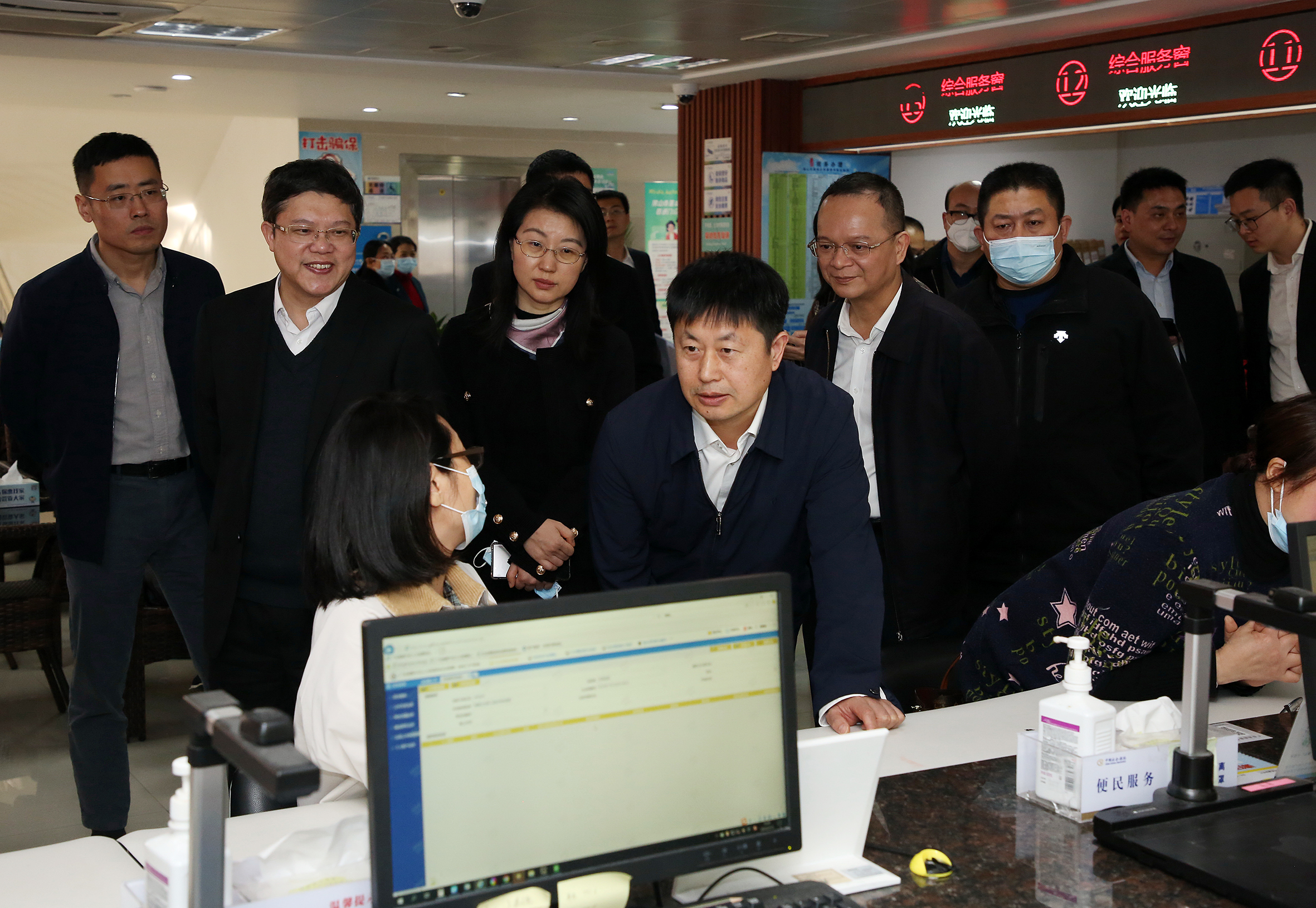 20230215手机足球比分
调研组到禅城区祖庙街道行政服务中心医保服务窗口调研。 (11).JPG